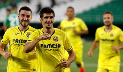 Gerard Moreno, delante de Moi Gómez, celebra uno de sus goles contra el Betis en el Villamarín.