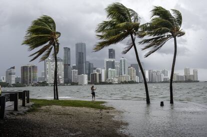 Vista de la Bahía de Biscayne con fuertes vientos y olas.