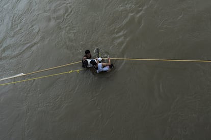 O desespero para chegar ao México levou centenas de migrantes a cruzar o caudaloso rio Suchiate amarrados a cordas.