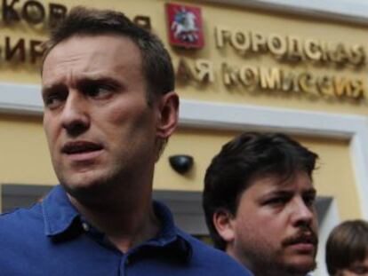 Navalny habla con la prensa tras solicitar su inscripción como candidato.