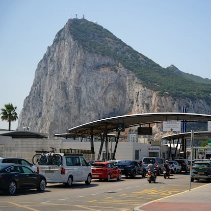 Imágenes de la frontera entre España y el Peñón de Gibraltar. A 12 de junio de 2025 en La Línea de la Concepción, Cádiz (Andalucía). La Unión Europea y Reino Unido han alcanzado este miércoles un acuerdo político con el que poner fin a los cinco años de limbo en que quedó Gibraltar tras el divorcio británico del bloque y que permitirá suprimir la Verja entre España y el Peñón.
12 JUNIO 2025
Francisco J. Olmo / Europa Press
12/06/2025