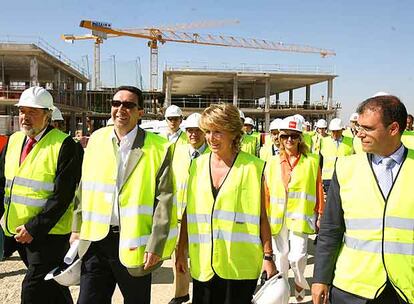 Esperanza Aguirre, durante su visita a las obras del nuevo hospital de Vallecas.