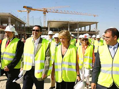 Esperanza Aguirre, durante su visita a las obras del nuevo hospital de Vallecas.