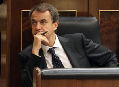 El presidente del Gobierno, José Luis Rodríguez Zapatero, ayer tras su comparecencia en el Congreso acerca de las conclusiones del último Consejo de Europa.