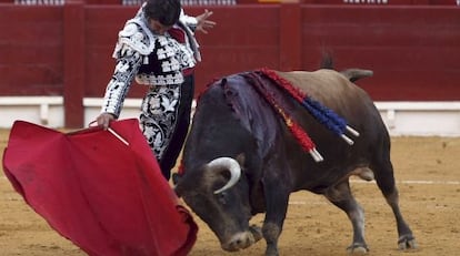 Morante de la Puebla, en su faena con la muleta al segundo de su lote.