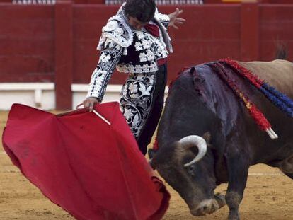 Morante de la Puebla, en su faena con la muleta al segundo de su lote.