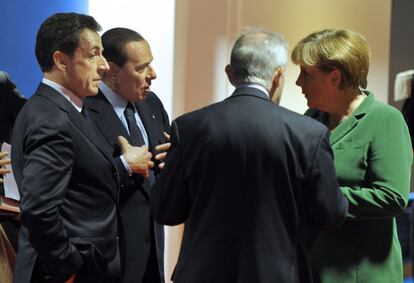 Sarkozy, Berlusconi, Van Rompuy y Merkel, charlan en una aparte de la cumbre del G-20.