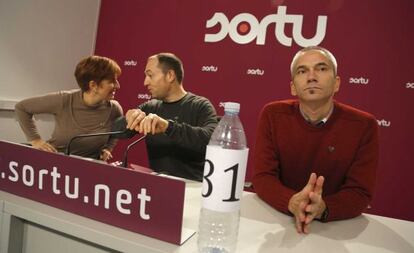 El dirigente de Sortu, Pernando Barrena (centro), minutos antes de su comparecencia.