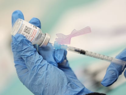 Una enfermera prepara una vacuna contra la covid-19 en el Hospital Infanta Sofía, en San Sebastián de los Reyes, el 30 de diciembre de 2021.