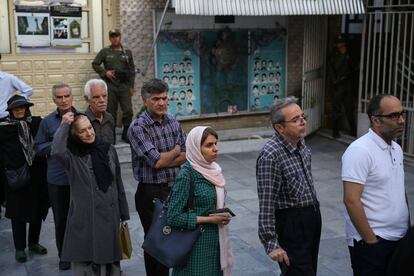 Tanto en la capital como en las provincias, ha habido una gran afluencia desde la apertura de los centros de votación, donde se han formado largas filas de espera. En la imagen, personas hacen cola para votar en Teherán.