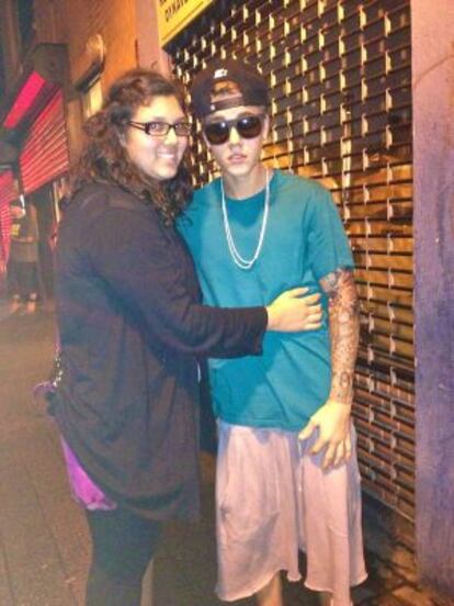 Justin Bieber posa con una de sus fans y muestra un nuevo 'look' en el brazo.