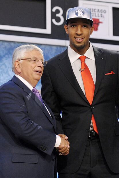 Derrick Williams estrecha su mano con el comisionado de la NBA, David Stern.