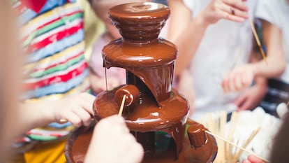 Las fuentes de chocolate son perfectas para cumpleaños, fiestas o eventos familiares. GETTY IMAGES.