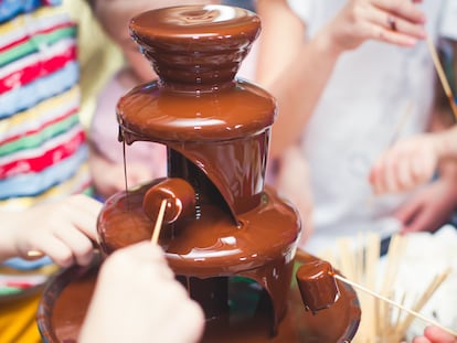 Las fuentes de chocolate son perfectas para cumpleaños, fiestas o eventos familiares. GETTY IMAGES.