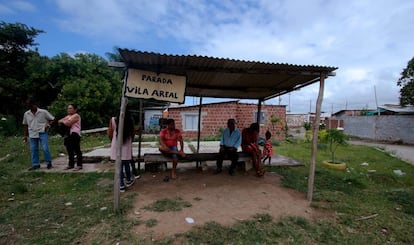 Parada de ônibus na entrada do Sítio Areal.