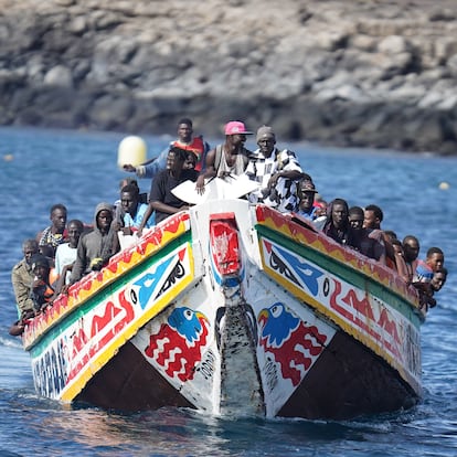 Un cayuco con más de 170 migrantes llega al Puerto de la Restinga de la isla de El Hierro, a 31 de octubre de 2023, en El Hierro, Santa Cruz de Tenerife, Tenerife, Canarias (España). Un nuevo cayuco ha llegado hoy a la isla de El Hierro con más de 170 personas migrantes a bordo, todas subsaharianas, a la espera del recuento final. La patera ha llegado a las islas tras lograr cruzar la ruta Atlántica después de zarpar hace varios días desde algún punto de la costa del África subsahariana. El cayuco fue interceptado en alta mar al sur de la isla de El Hierro por una patrullera de la Guardia Civil -sin que tuviera que intervenir Salvamento Marítimo- y la escoltó hasta el puerto, donde sus ocupantes han sido asistidos por el personal del Servicio de Urgencias Canario (SUC) y voluntarios de Cruz Roja, que ha aportado kits de higiene, ropa, calzado, mantas y alimentos.
31 OCTUBRE 2023;CAYUCO;EL HIERRO;MIGRANTES;SUBSAHARIANOS;CANARIAS;RUTA MIGRATORIA
H.Bilbao / Europa Press
31/10/2023