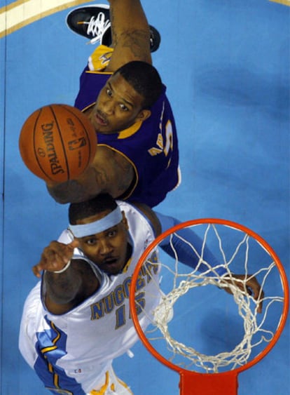 Carmelo Anthony (Nuggets) y Trevor Ariza (Lakers) se disputan un balón en un momento del partido