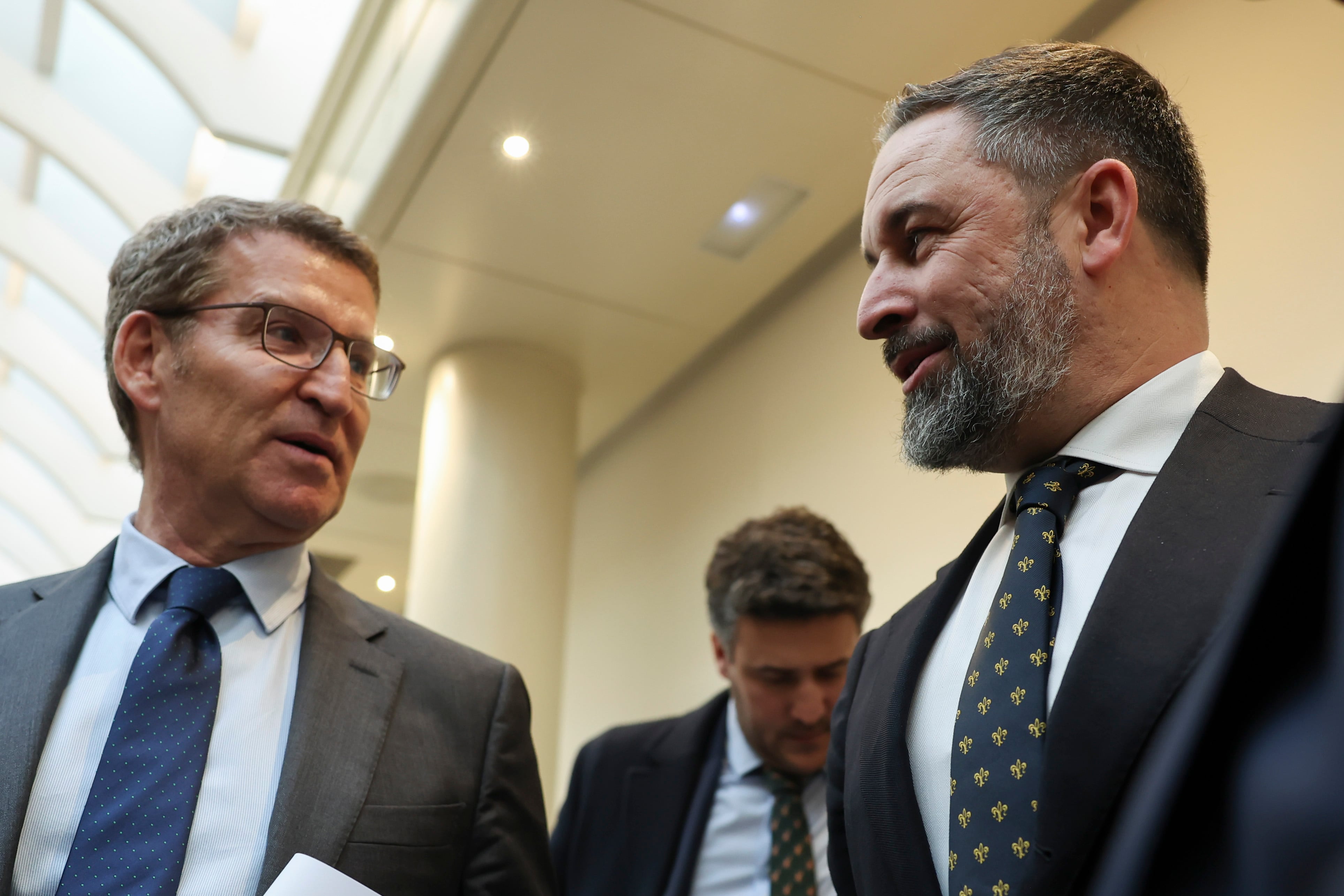 El PP cede puestos de salida a Vox en el Senado para intentar blindar la mayoría