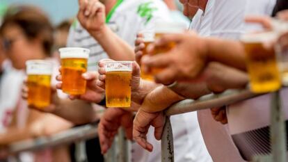 Torcedores bebem cerveja em um estádio da Alemanha.