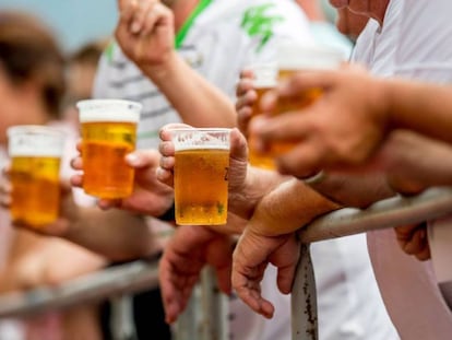 Torcedores bebem cerveja em um estádio da Alemanha.