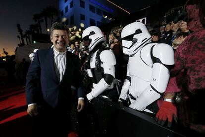 El actor Andy Serkis junto a fans que no dejaron escapar la oportunidad para disfrazarse para el estreno mundial.