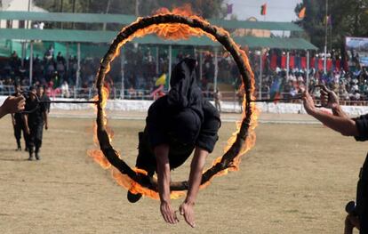 Nuevos reclutas de los comandos de la policía de Jammu y Cachemira muestran sus habilidades durante la ceremonia de graduación en Manigam, a unos 34 kilómetros al noreste de Sringar, capital estival de la parte de Cachemira administrada por la India. Un total de 696 cadetes concluyeron su instrucción y están listos para incorporarse a los cuerpos de seguridad.