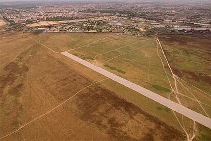 Vista aerea de la pista del antiguo aerodromo de Tablada, donde ayer se celebreró una carrera ilegal de coches.