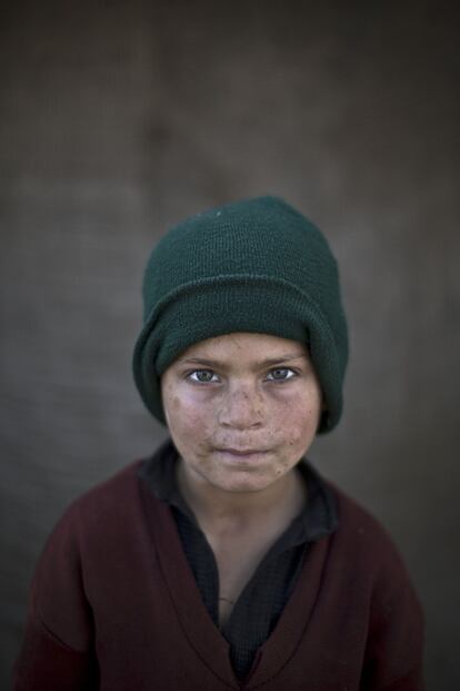 Hazrat Babir de 7 años posa para una fotografía, mientras jugaba con otros niños en un barrio pobre en las afueras de Islamabad. Paquistán ha sido el hogar de una de las comunidades de refugiados más grandes del mundo.