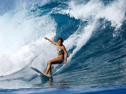Una mujer haciendo surf
