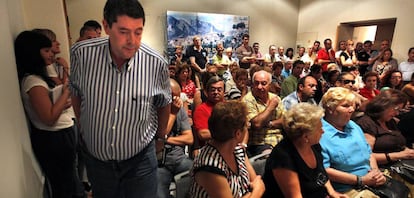 Juan Cano, en una foto de archivo, saliendo de su primer pleno, tras pasar ocho meses en la cárcel. 