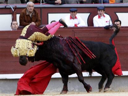 Julio Aparicio recibe una cornada del primer toro de la tarde.