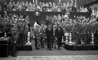 El presidente del Gobierno, Felipe González, entra en el salón de la Escuela de Estado Mayor, en Madrid, en la celebración del acto de la imposición de fajines y entrega de diplomas a los 56 integrantes de la 79ª promoción de la misma. Junto a él, el ministro de Defensa, Narcís Serra; el presidente de la Junta de Jefes de Estado Mayor, teniente general Álvaro Lacalle; el jefe del Estado Mayor del Ejército, teniente general Ramón Ascanio, y el director de la Escuela Superior del Ejército general Cano Hevia.