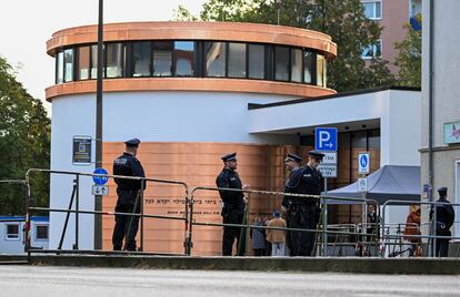 Unos policías vigilaban una sinagoga en la ciudad alemana de Dessau Rosslau, el 22 de octubre.