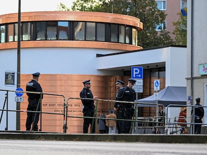 Unos policías vigilaban una sinagoga en la ciudad alemana de Dessau Rosslau, el 22 de octubre.