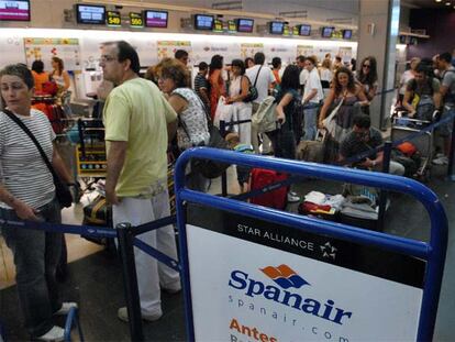 Pasajeros de Spanair, ayer, aguardando ante los mostradores de la compañía.