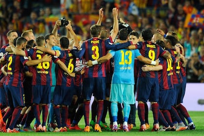 Los jugadores del Barcelona celebran el titulo