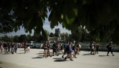 Turistas en el madrile?o parque de El Retiro, disfrutando de las vacaciones de Semana Santa.