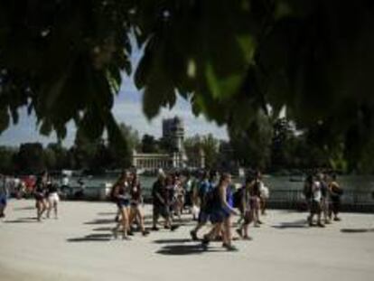 Turistas en el madrileño parque de El Retiro, disfrutando de las vacaciones de Semana Santa.