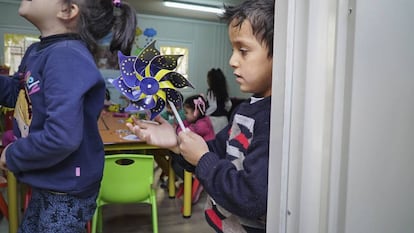 Husein, de 4 años, perdió a sus padres en la guerra de Siria. Ahora asiste a un curso preescolar en la ciudad turca de Kilis.