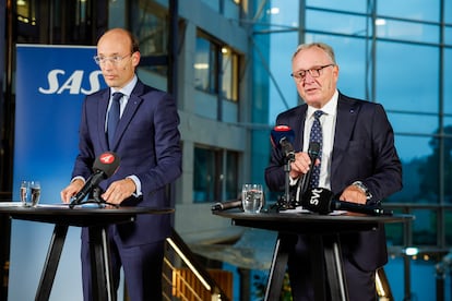 El consejero delegado de SAS, Anko van der Werff (izquierda), y el presidente del consejo, Carsten Dilling, anuncian el cambio en el accionariado.