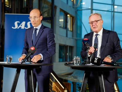 El consejero delegado de SAS, Anko van der Werff (izquierda), y el presidente del consejo, Carsten Dilling, anuncian el cambio en el accionariado.