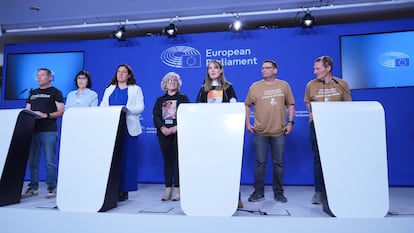 La presidenta de la Asociación Víctimes DANA 29 Octubre, María Dolores Gradoli, la presidenta de la Associació Víctimes Mortals DANA 29-O, Rosa María Álvarez, y el president de la Associació Damnificats DANA Horta Sud València, Christian Lesaec, durante una rueda de prensa en el Parlamento Europeo, este martes.