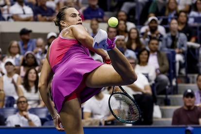 Sabalenka golpea la pelota con la pierna.