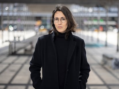 La escritora Eva Baltasar, en las inmediaciones de la estación de Sants.