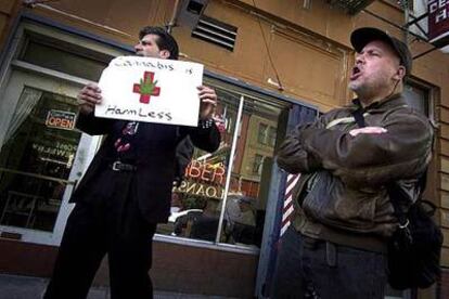 Activistas a favor del consumo de marihuana con fines terapéuticos en San Francisco en 2002.