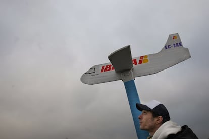 Los trabajadores de Iberia se han concentrado en la zona industrial de La Muñoza en San Fernando de Henares. Desde allí han emprendido una marcha que ha llegado a la T4 del aeropuerto de Barajas a las 12.00 horas. Allí se había convocado una concentración con motivo de la primera jornada de huelga.