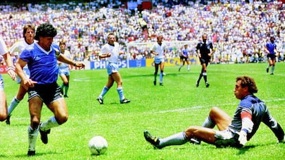 Maradona regatea a Peter Shilton antes de anotar su segundo gol en el partido entre Argentina e Inglaterra de cuartos de final del Mundial de México 86.