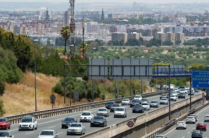 Tráfico intenso a la salida de Sevilla dirección Huelva, este miércoles en el primer puente en la fase 3 de movilidad interprovincial por la celebración del Corpus Christi en la capital hispalense.