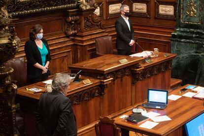 Ada Colau y Jaume Collboni en el minuto de silencio previo al pleno del Ayuntamietno de Barcelona