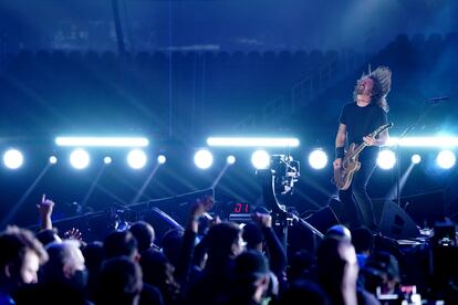 Dave Grohl, vocalista de Foo Fighters, en un momento del concierto en el estadio SoFi de Los Ángeles.